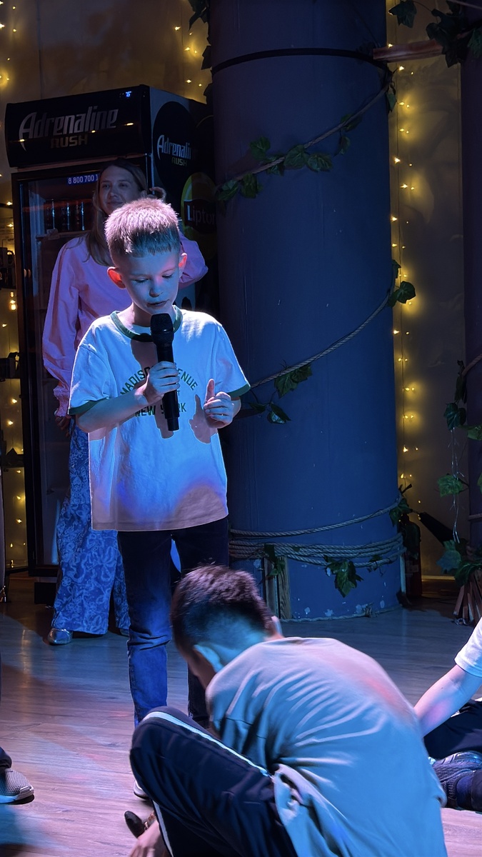 Поздравляет именинника