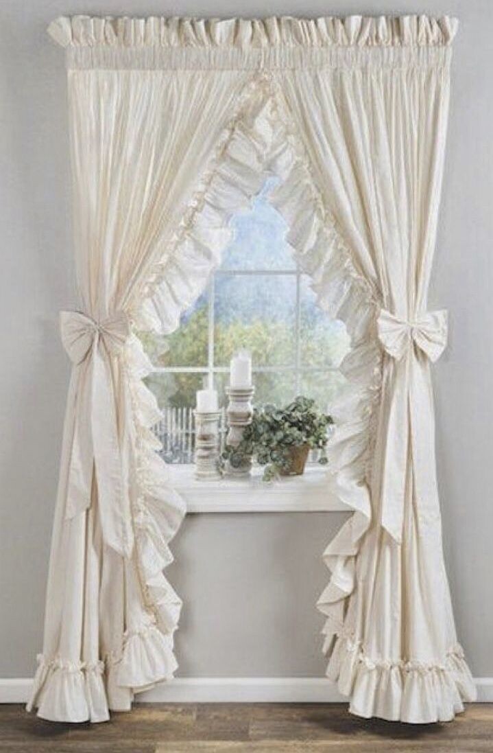 Много оборок, воздушность и бантики. Такой вот шторный хардкор) 