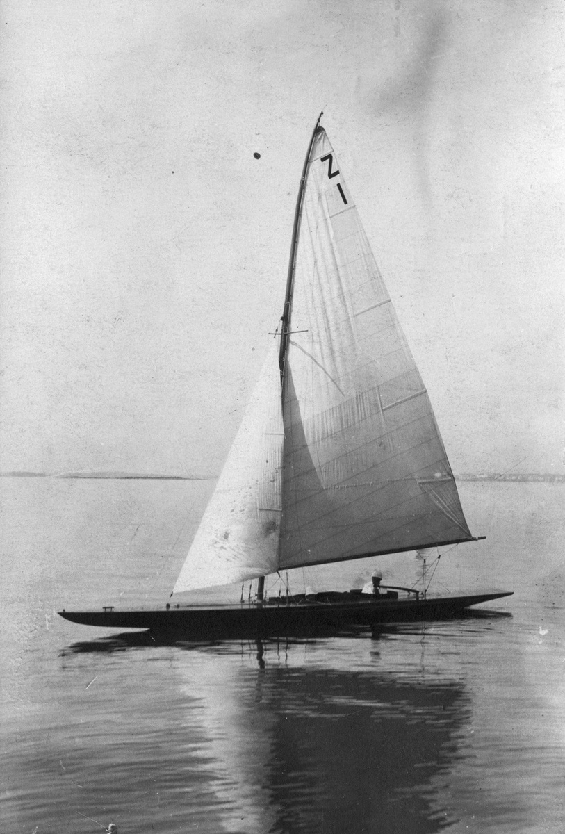 «Colibri IV» (22 м²) постройки 1919 г. Длина 9,6 м, ширина 1,6 м, конструктор Густаф Эстландер