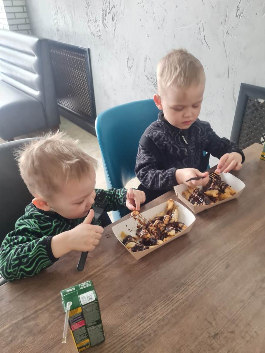 В кафе, едят бананы в кляре