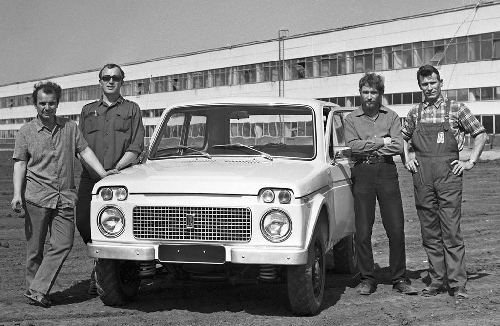 У первого образца будущей «Нивы» с закрытым кузовом, ВАЗ-2Э2121, вместе с водителями-испытателями. Слева направо: Олег Васильевич Тарасов, Юрий Букарев, Валерий Павлович Сёмушкин, Юрий Иванович Корнилов.