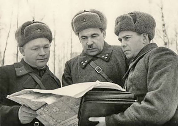 Леонид Говоров в центре. фото, Белорусский государственный музей истории ВОВ