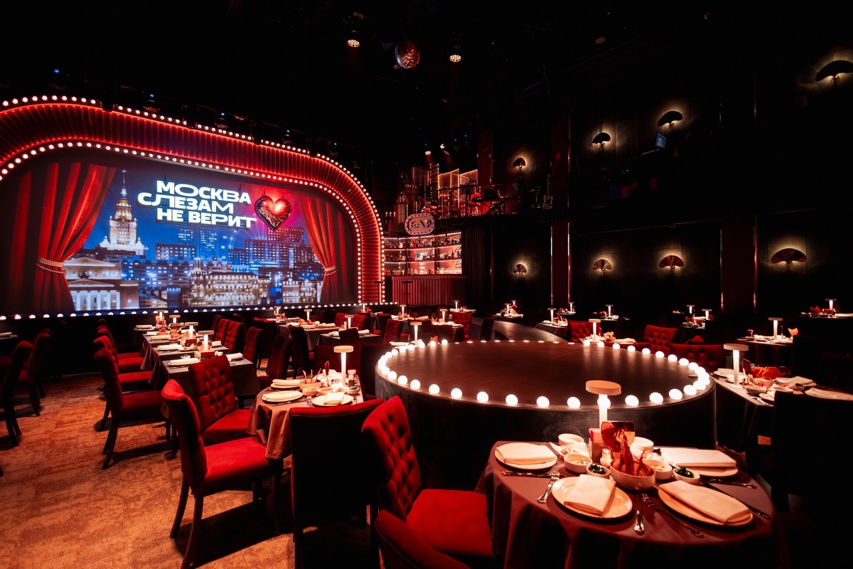 Сидя за столиками, гости оказываются прямо в центре сюжета. Фото: Москва слезам не верит / Вконтакте