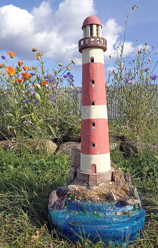 Сочетание камня, мха и эпоксидки - отличное завершение композиции. 