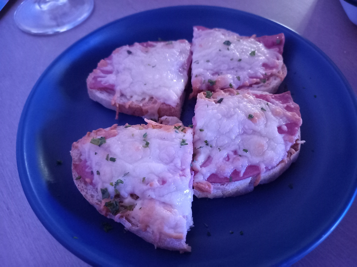 Бутерброды с колбасой и сыром - 70г/140р.