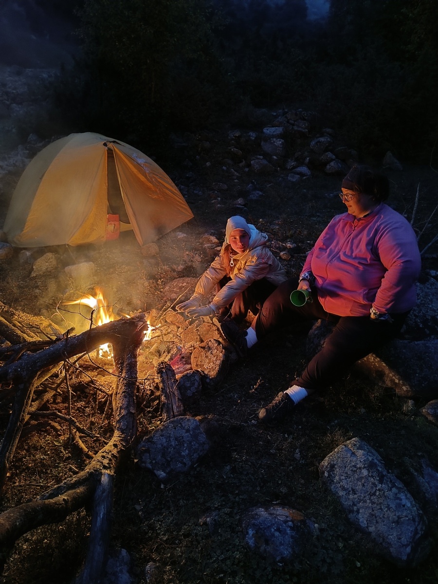 костёр всегда создаёт тёплую атмосферу, но мы редко их разводим, на самом деле. Обычно вокруг не бывает дров )) 