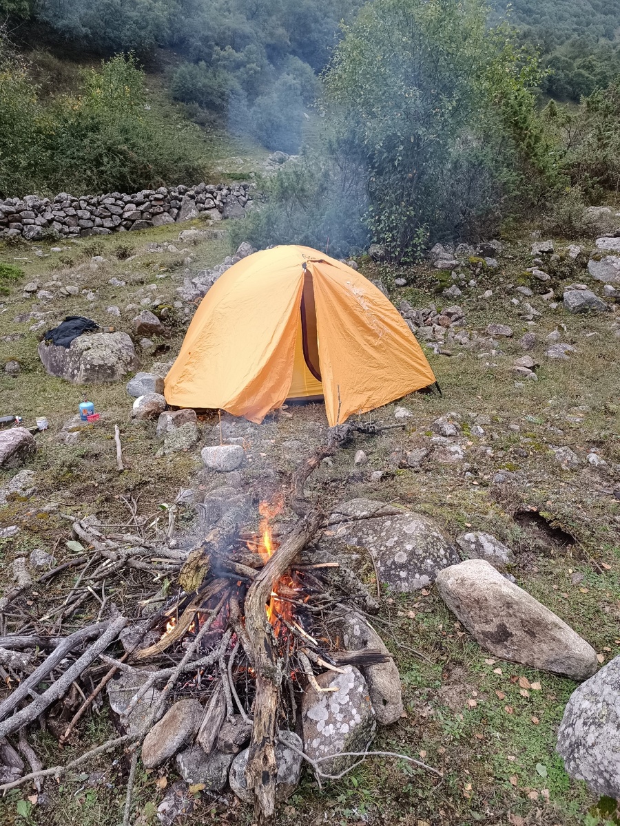 наша полянка, на заднем плане видно каменную стену