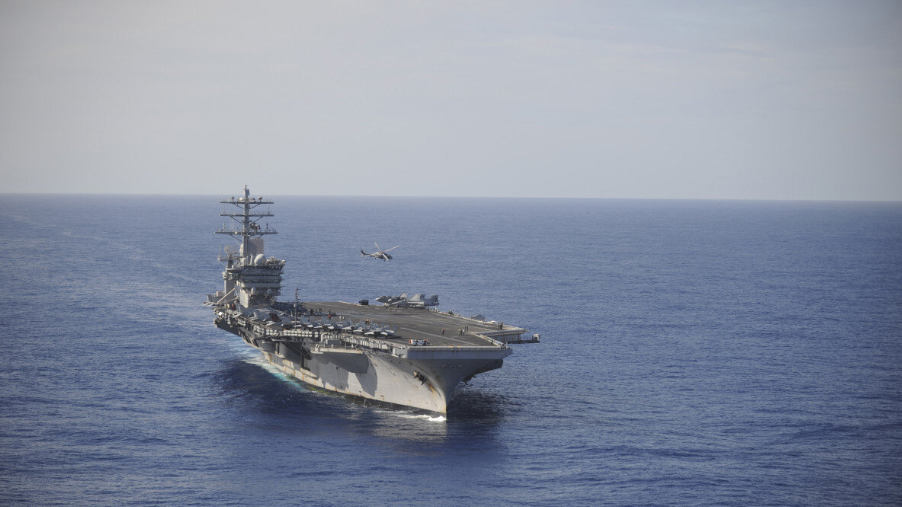 Вертолет MH-60R Sea Hawk над авианосцем USS Nimitz, 2013 г.