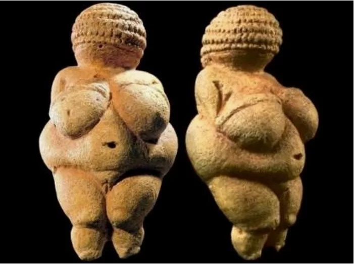 Венера Виллендорфская - наверное, самая известная из "Венер палеолита". Впрочем, другие Венеры тоже особой стройностью не отличаются - загуглите, если интересно. А мы всё: Рубенс-Рубенс - красоту пышных форм разглядели еще в каменном веке, хотя, вероятно, в то время такой идеал красоты был так же труднодостижим, как сегодня - субтильное модельное телосложение.