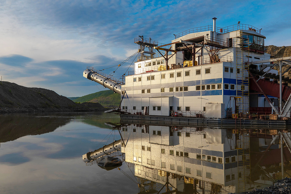 Современная драга. источник:https://www.kp.ru/best/irk/lenzoloto/images/tild3635-3437-4466-a630-363131653530__1.jpg