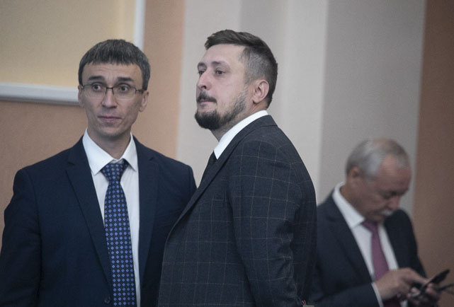 Новые  вице-мэры Максим Останин (справа), к которому силовики приходили с  обыском и Евгений Попантонопуло. Фото Михаила Перикова из архива  «Континента Сибирь»