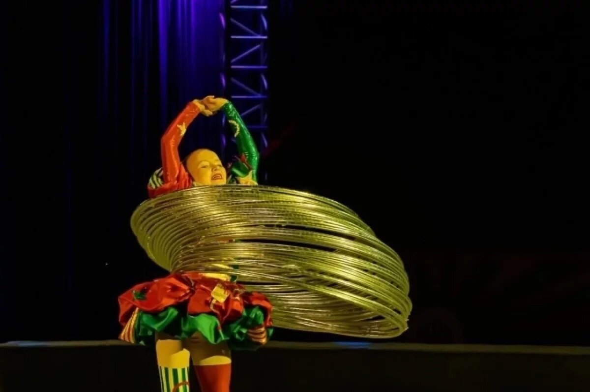    Артистка цирка Виктория во время выступления.