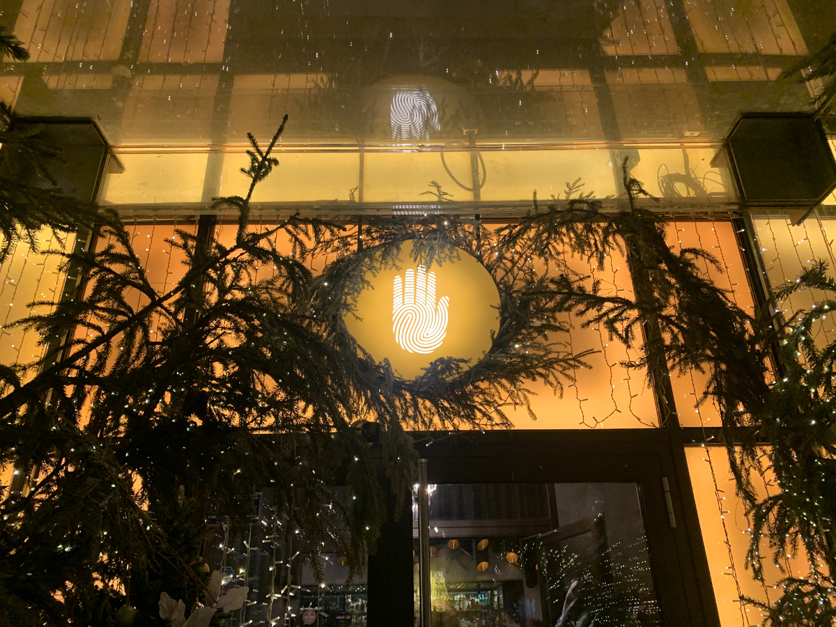 Логотип ресторана над входом