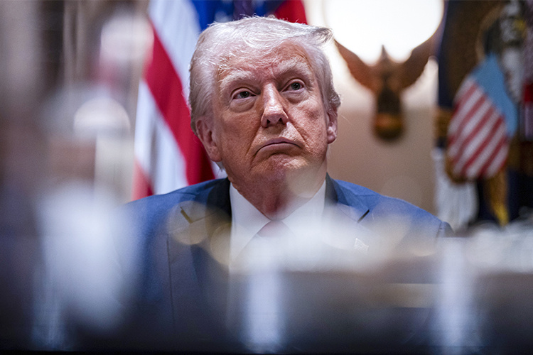    Дональду Трампу задали вопрос о потенциальном снятии части санкций с России в рамках переговорного процесса. «Нет, я хотел бы сначала увидеть сделку, но я думаю, мы сделаем это», — ответил глава Белого дома.   
Фото: © Al Drago — Pool via CNP/ Keystone Press Agency /www.globallookpress.com