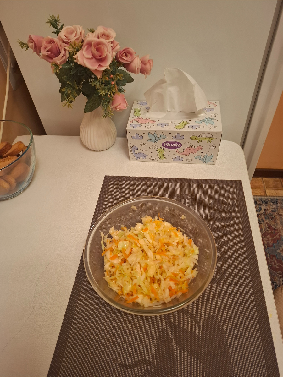 Вчера пробу снимала. Капуста с лучком и кунжутовым маслом.