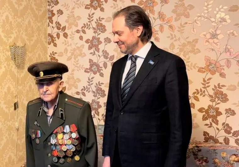 Владимир Сысоев встретился ветераном Великой Отечественной войны Александром Жемчуговым
Фото: ЛДПР