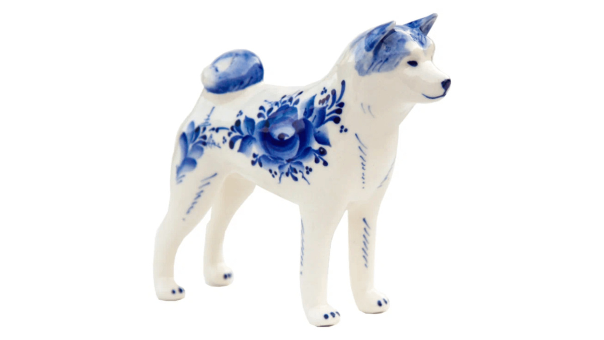 Фигурка акита ину от мастерской «Породистая Гжель». Фото Яндекс Маркет