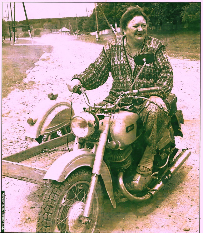 Фото: байкерша Светлана Станиславовна - завклубом из Нового Тапа