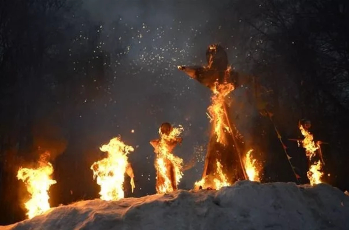 Сигналом для разжигания масленичного огня служил заход солнца и наступление сумерек. Фото из сети