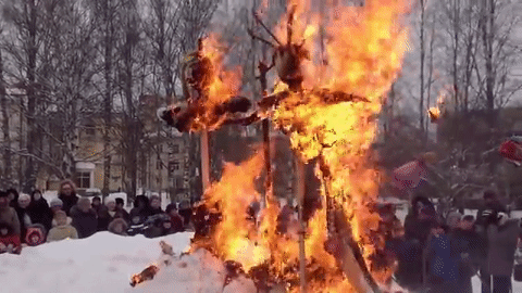 Кульминация Масленицы - это непосредственно сжигание ее чучела на масленичном костре. GIF с просторов инета