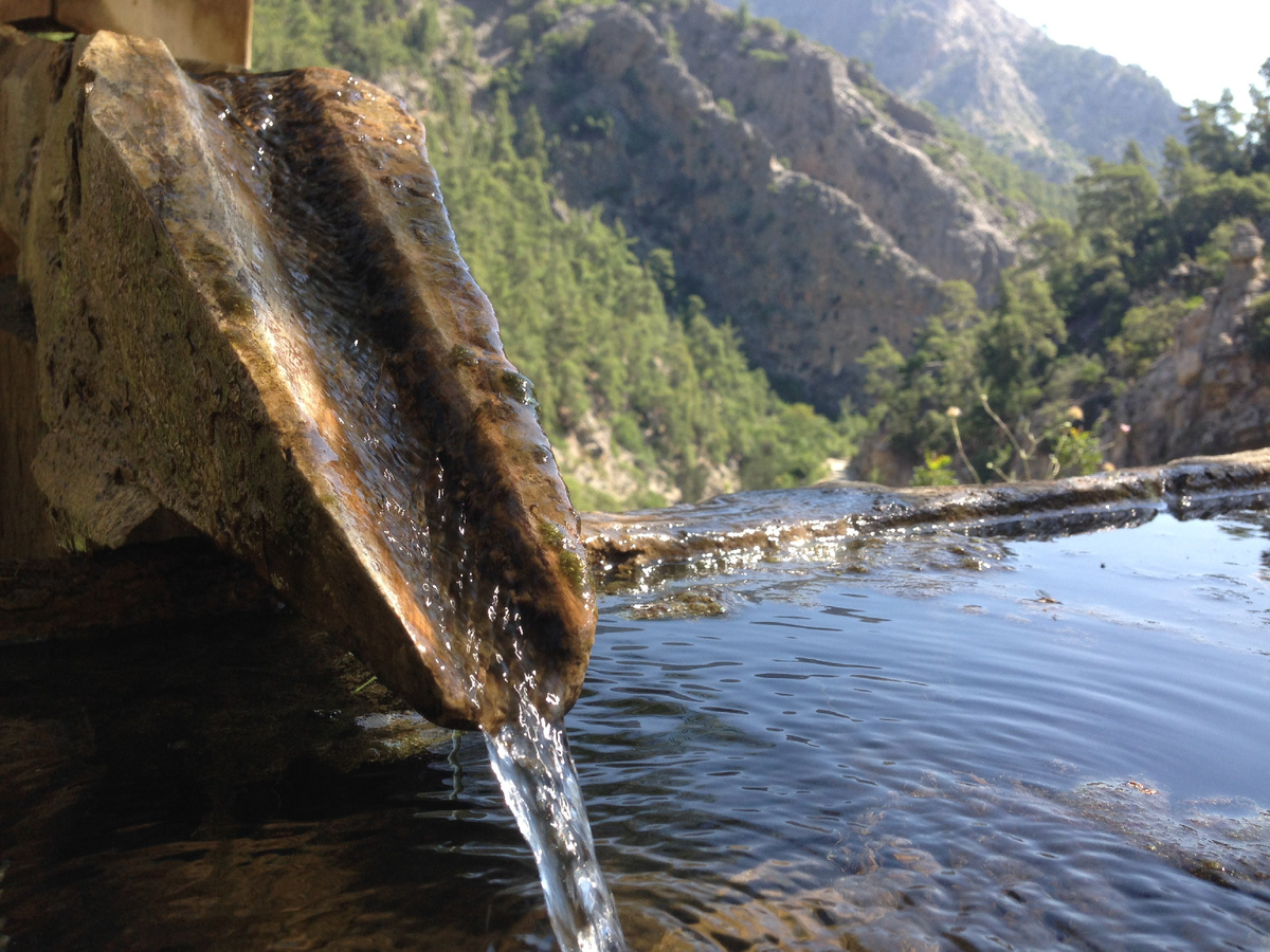 Вода стекает по деревянным желобам