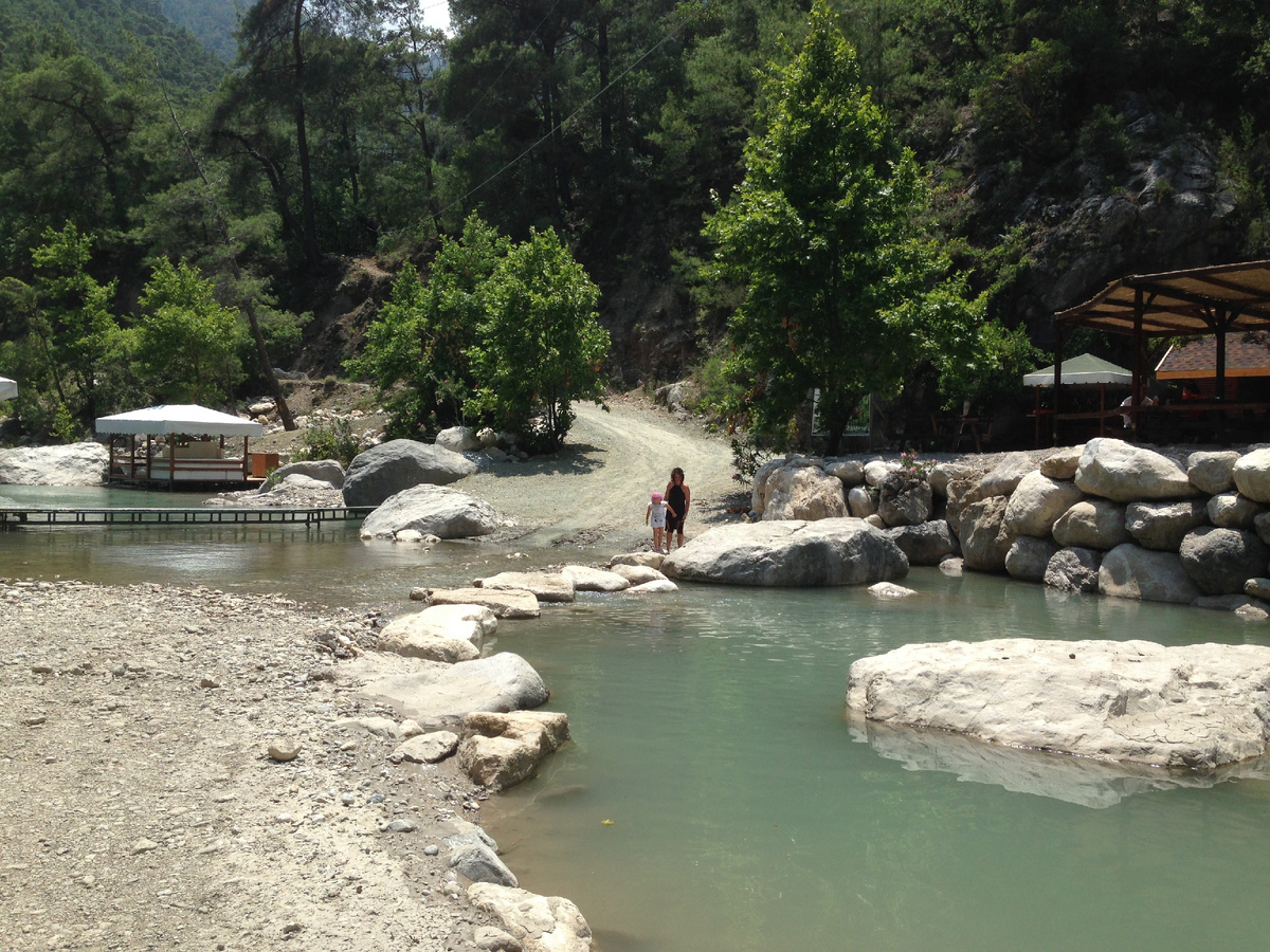 Переход реки по камням