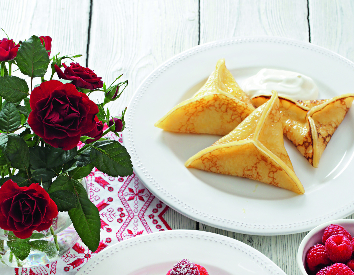 Такие блины можно делать с любой начинкой: с фаршем, овощами, жюльеном, капустой, картошкой, повидлом, творогом, с рисом и грибами, с заварным кремом...