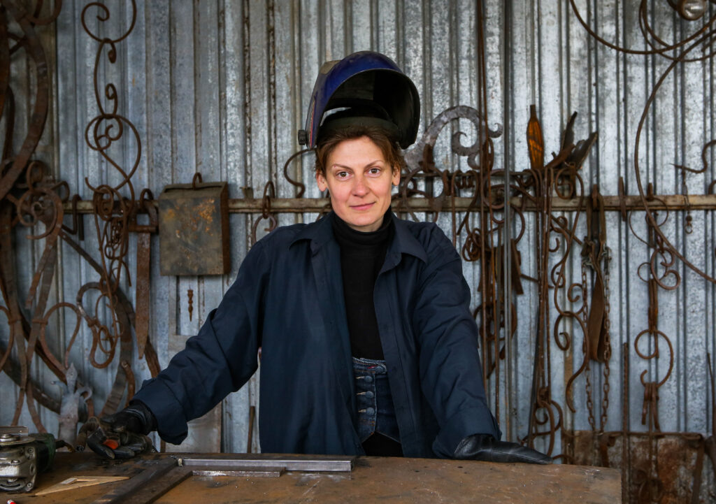 Оксана за рабочим столом в кузнице
