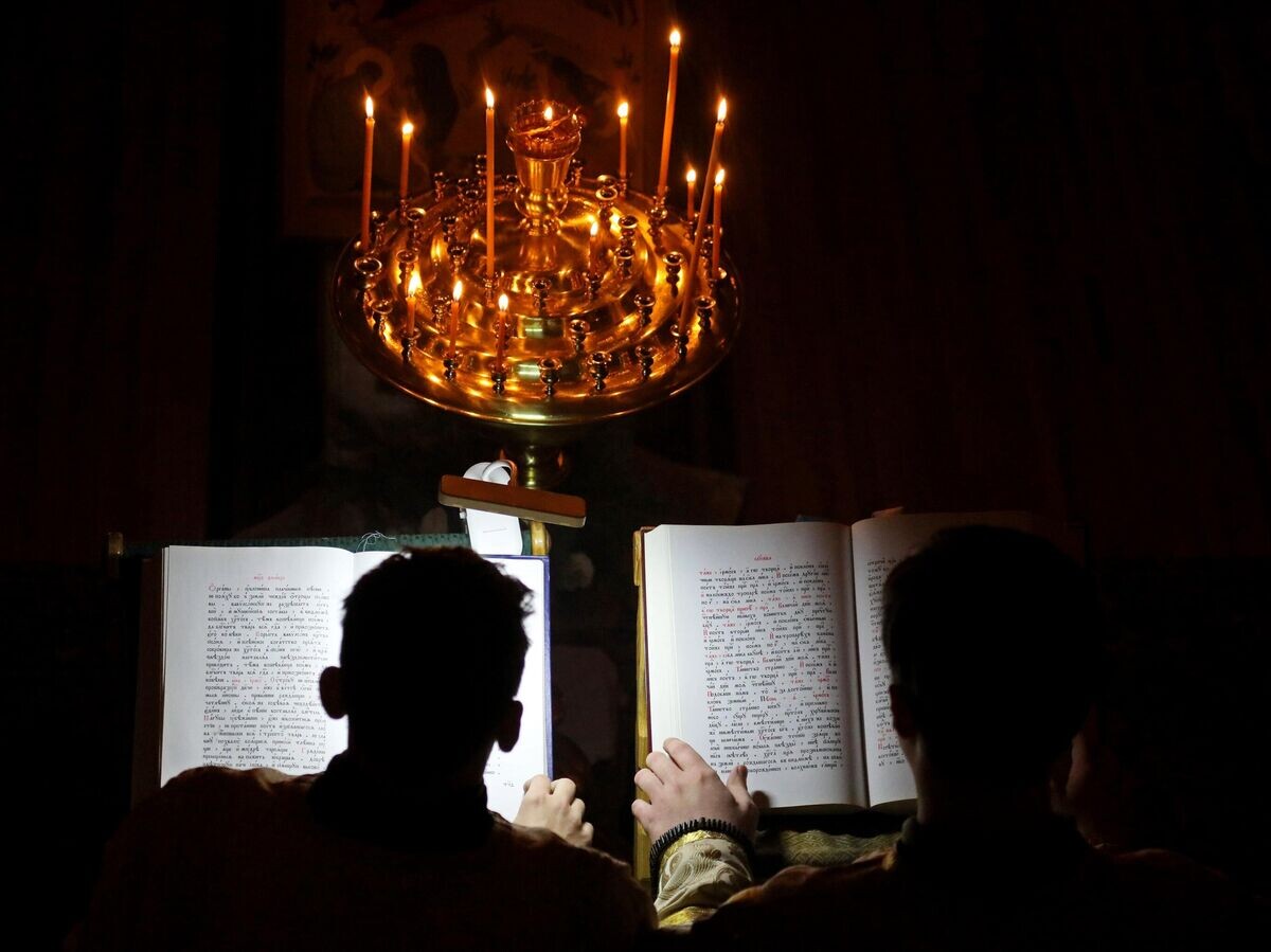    Священнослужитель читает Библию © РИА Новости / Илья Наймушин