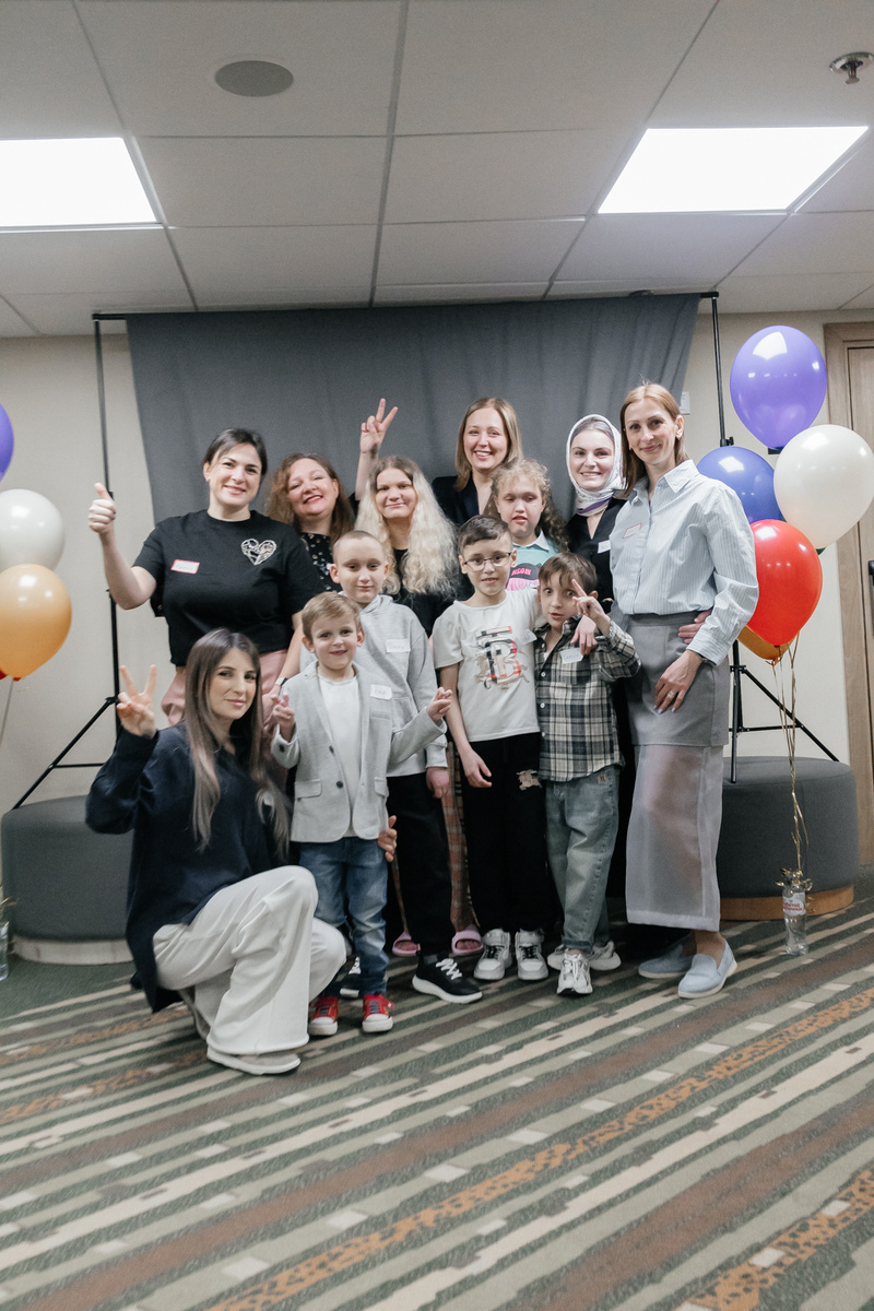 Родители и дети нашего пациентского сообщества на фотосессии. 
