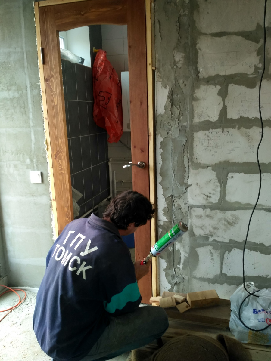 с первой дверью долго возились, потом дело пошло быстрее