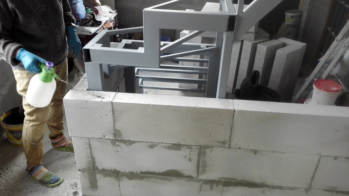 блоки нужно увлажнять перед тем, как положить клей