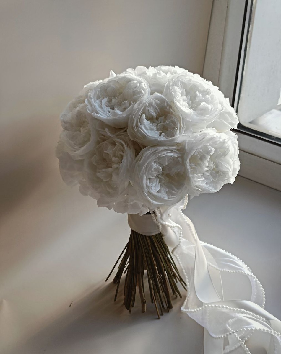 Букет из стабилизированных пионовидных роз и гортензии