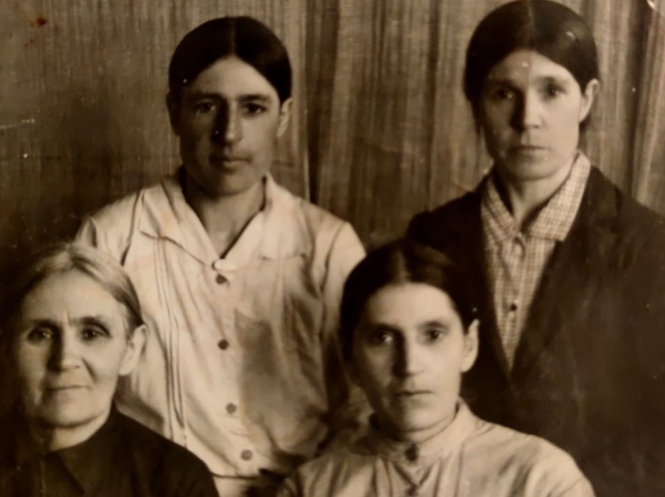 Внизу слева направо: Татьяна и Мария. Вверху слева направо-Пелагея и Елена. 