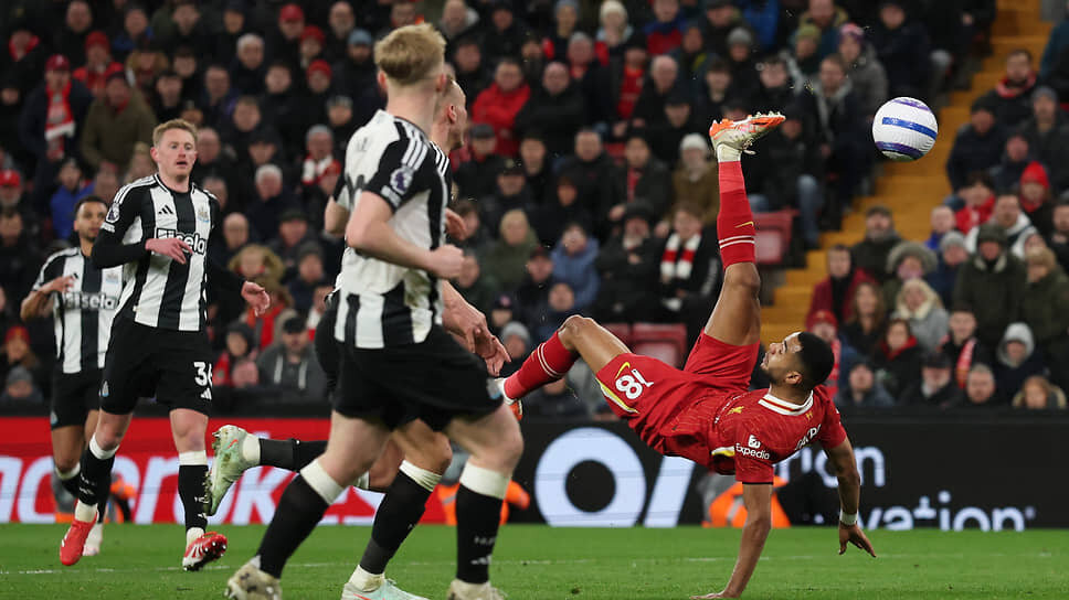 Игрок «Ливерпуля» Коди Гакпо (в красной форме) забивает гол в ворота «Ньюкасла».📷Фото: Phil Noble / Reuters