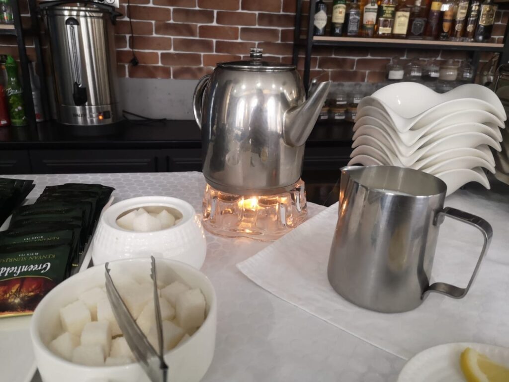 Чайный стол в семейской гостинице. Это уже не заваривание, а просто подогрев. Но техника такая же. Фотография Ольги Никандровой.