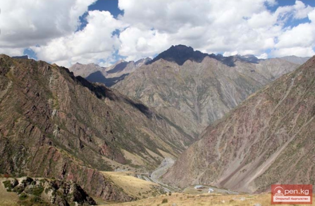Малая Родина Миши Сагайдака: киргизские горы и улочка посёлка Кара-Балты, откуда он ушел на фронт и назад не вернулся, остался в Польше, освободив там из плена своего отца... (оба фото из открытых источников)... 