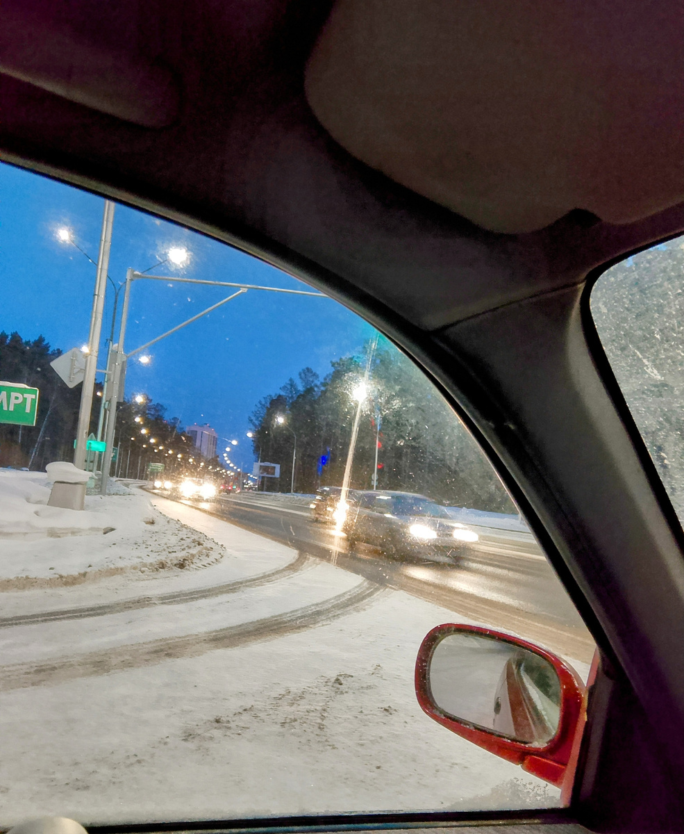 Извечная утренняя проблема выехать с участка через 4 полосы, когда все на выезд из города едут 