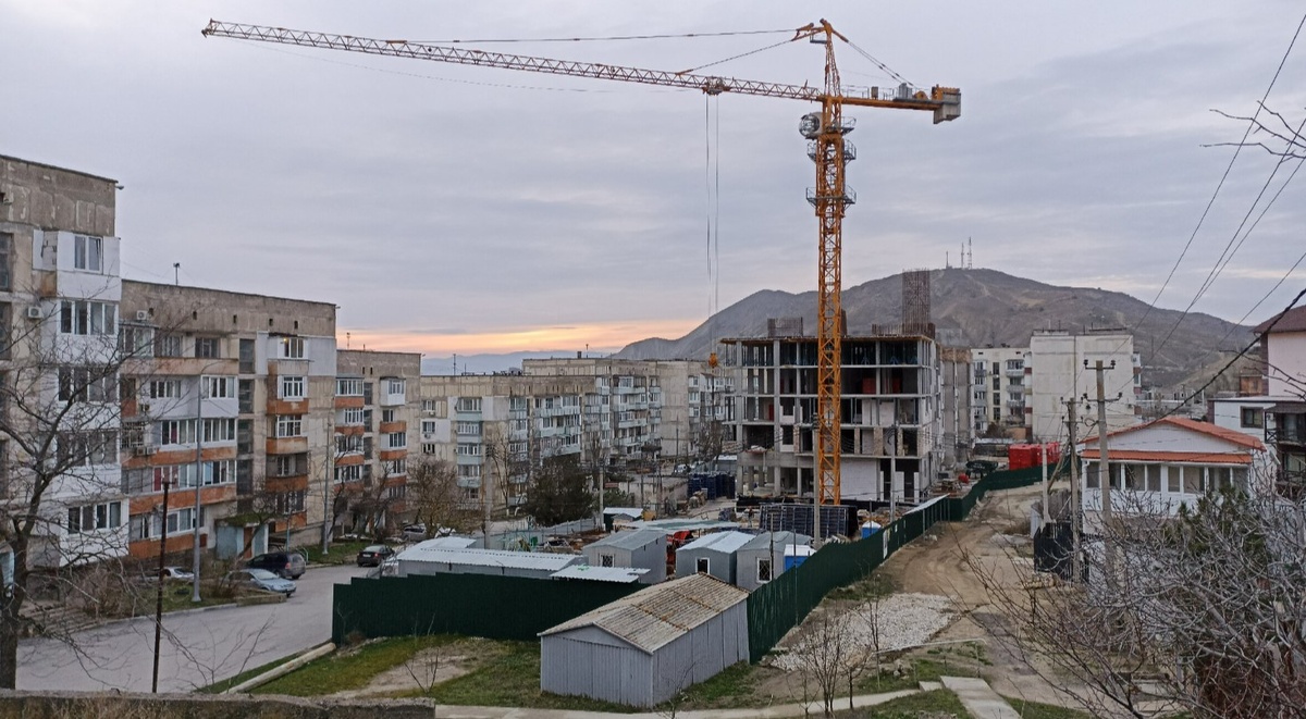 Эта фотка сделана поздней, когда уже заканчивали возводить 6 этажку