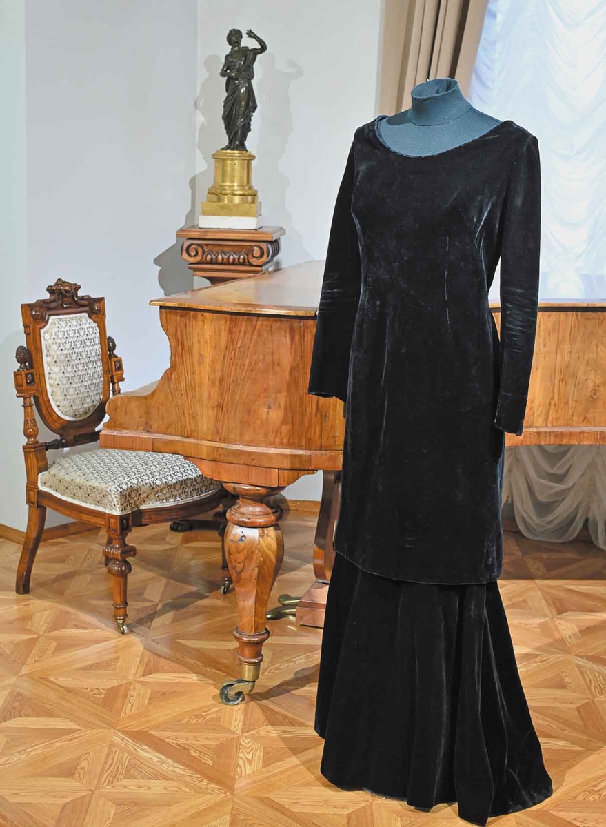 В этом черном платье Анна АндрееваБабахан читала со сцены отрывки из романа Л.Н. Толстого. Хранится в Мордовском республиканском объединенном краеведческом музее им. И.Д. Воронина. Саранск