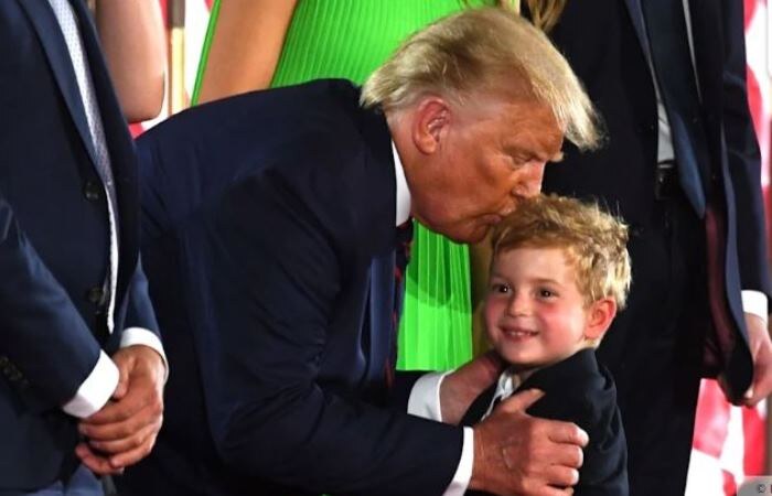 Дональд Трамп и его внук Тео Кушнер / Фото: thelist.com