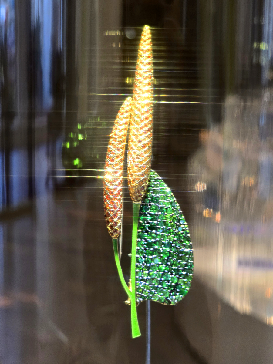 Брошь "Подорожник", золото, рыжие сапфиры, цавориты, эмаль. Из экспонатов выставки