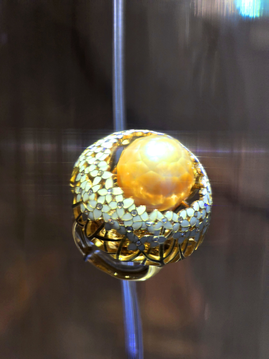 Кольцо "Гортензии", золото, бриллианты, жемчуг, эмаль. Из экспонатов выставки