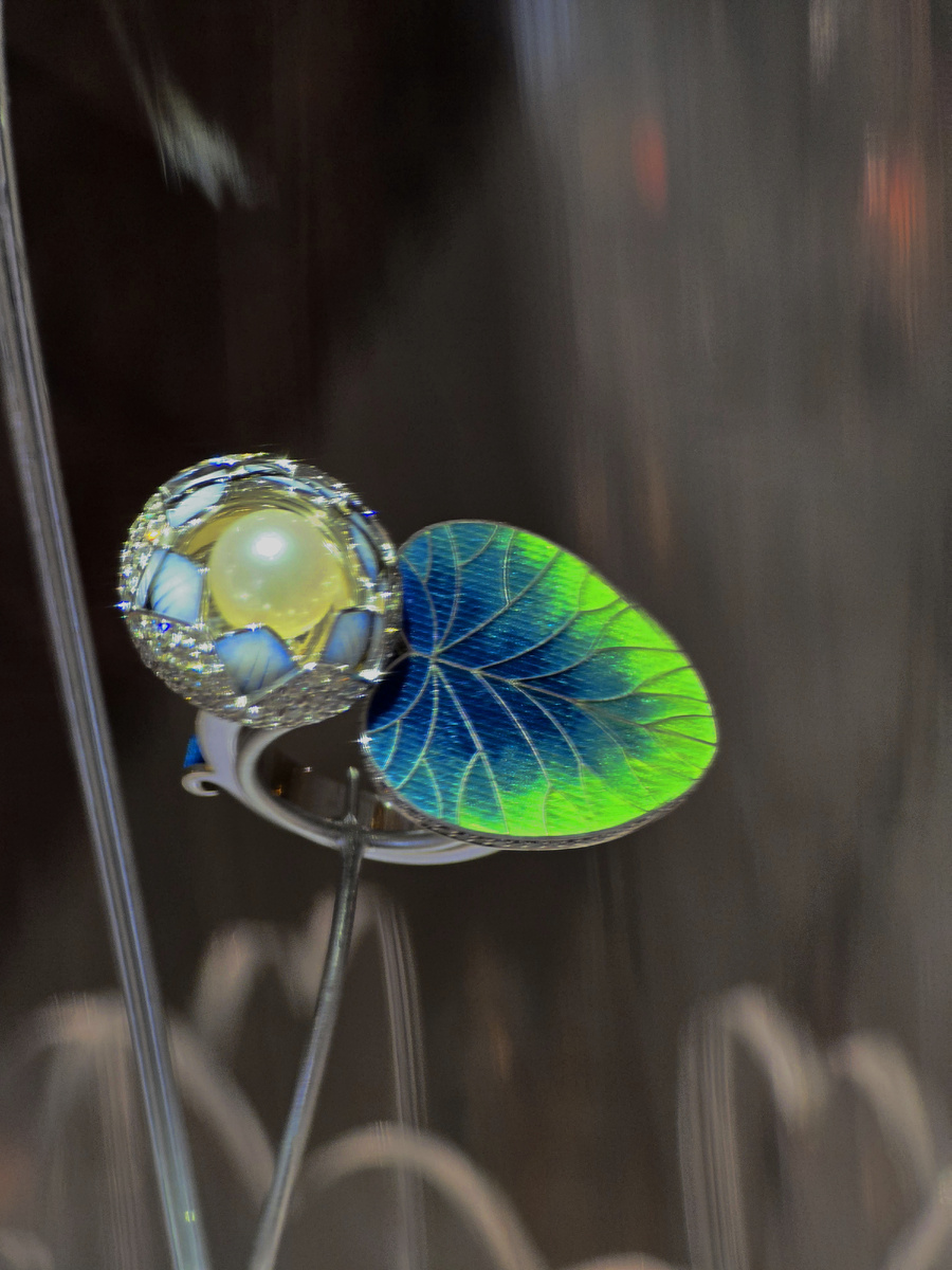 Кольцо "Лотос", золото, бриллианты, жемчуг, эмаль. Из экспонатов выставки