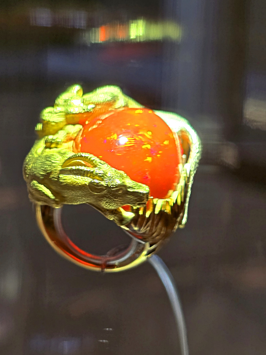 Кольцо "Охота. Сахара", золото. опал Из экспонатов выставки