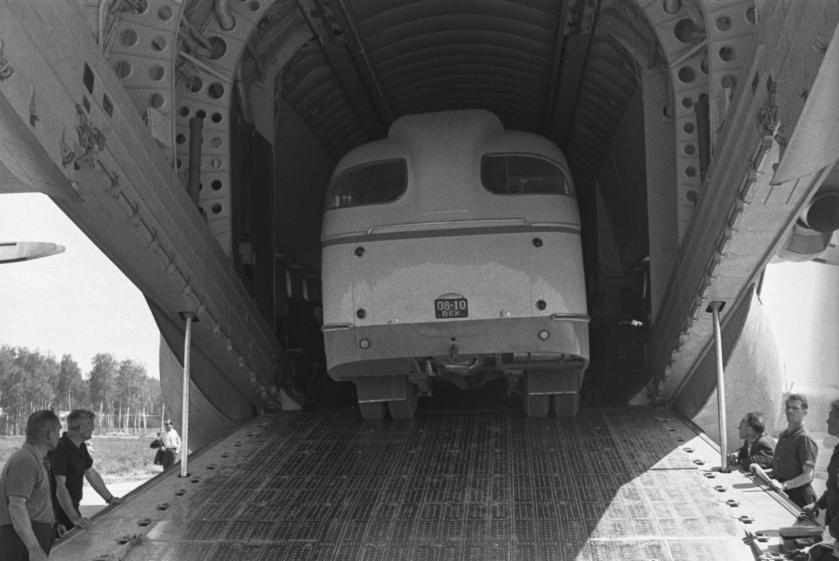    Макет проекта самолёта утвердили в ходе заседания профильной комиссии летом 1961 года. В 1963—1964 годах был изготовлен прототип, и в августе 1964-го начались лётные испытания. Тогда же самолёт получил наименование «Антей». На фото: погрузка автобуса в Ан-22 «Антей» / Legion-Media / Сергей Преображенский/ТАСС