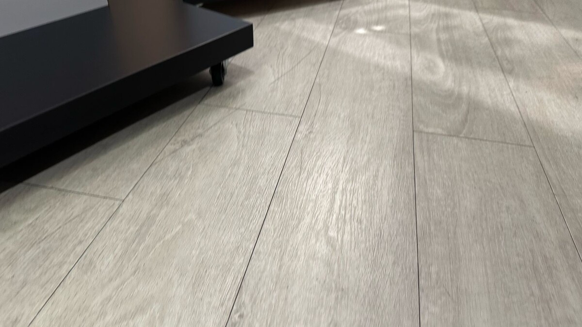 Клеевой кварцвинил светлого цвета 