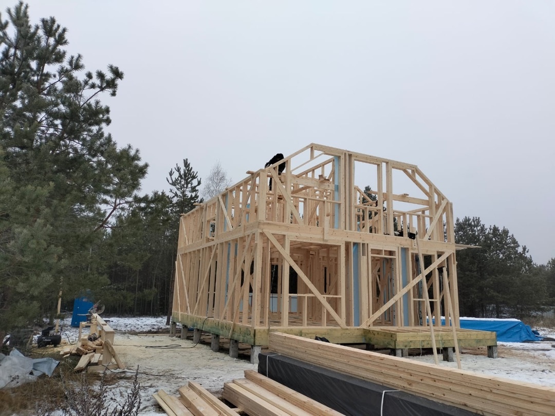 Каркас дома выполнен из доски сухой камерной сушки с противопожарной фаской сечением 45х145мм с контрперекрестным бруском 45х45мм