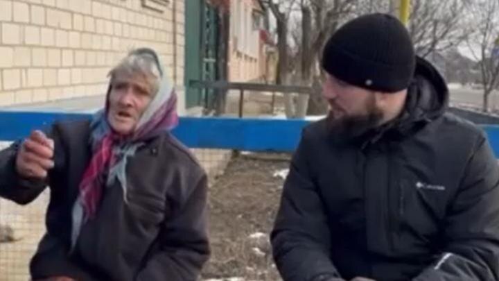 Прямо на глазах стариков обчищают дома. Никого не стесняются…Бабушка рассказала правду. Скрин видео: Глушковский Бомондъ / Курское приграничье