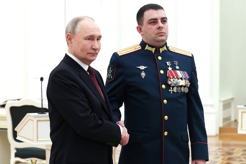    Владимир Путин вручил медаль «Золотая Звезда» Андрею Николюку. Фото: kremlin.ru